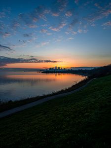 Превью обои берег, вода, горизонт, здания, закат, темный