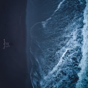 Превью обои берег, волна, человек, вид сверху, одиночество, свобода