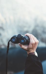 Превью обои бинокль, рука, часы, фокус