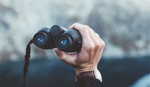 Превью обои бинокль, рука, часы, фокус