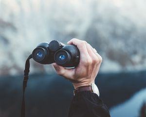 Превью обои бинокль, рука, часы, фокус