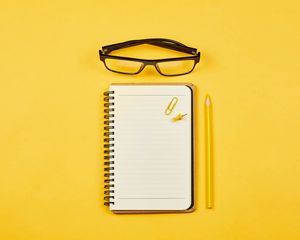 Превью обои блокнот, очки, скрепка, карандаш, желтый