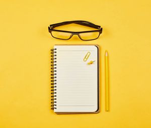 Превью обои блокнот, очки, скрепка, карандаш, желтый