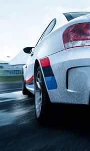 Превью обои bmw 1-series m coupe, bmw, машина, белый, мокрый, вид сзади, скорость