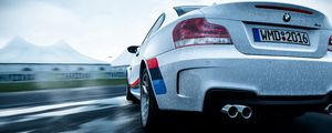 Превью обои bmw 1-series m coupe, bmw, машина, белый, мокрый, вид сзади, скорость