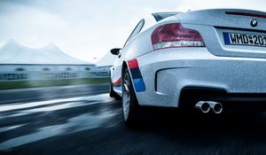 Превью обои bmw 1-series m coupe, bmw, машина, белый, мокрый, вид сзади, скорость