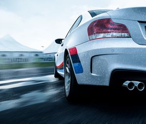 Превью обои bmw 1-series m coupe, bmw, машина, белый, мокрый, вид сзади, скорость