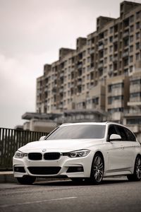 Превью обои bmw 320i, bmw, машина, белый, город