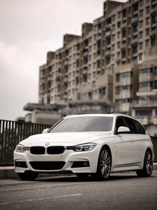 Превью обои bmw 320i, bmw, машина, белый, город