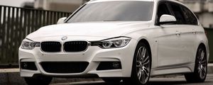 Превью обои bmw 320i, bmw, машина, белый, город