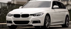 Превью обои bmw 320i, bmw, машина, белый, город