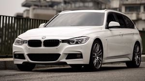 Превью обои bmw 320i, bmw, машина, белый, город