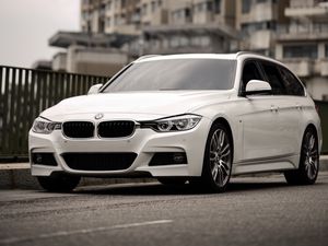 Превью обои bmw 320i, bmw, машина, белый, город