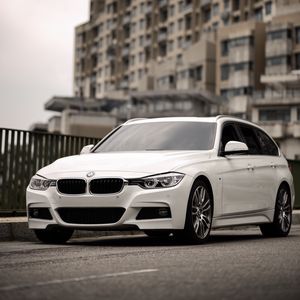 Превью обои bmw 320i, bmw, машина, белый, город