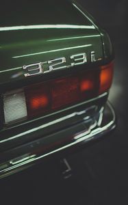Превью обои bmw 323i, машина, зеленый, фара, номер