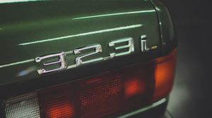 Превью обои bmw 323i, машина, зеленый, фара, номер