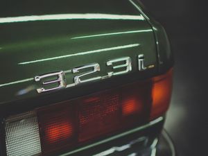 Превью обои bmw 323i, машина, зеленый, фара, номер