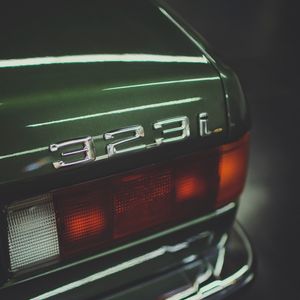 Превью обои bmw 323i, машина, зеленый, фара, номер