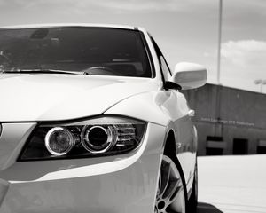 Превью обои bmw 328i, bmw, автомобиль, белый, фара, вид спереди