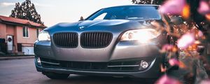 Превью обои bmw 535, bmw, машина, серый, вид спереди