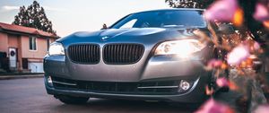 Превью обои bmw 535, bmw, машина, серый, вид спереди