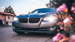 Превью обои bmw 535, bmw, машина, серый, вид спереди