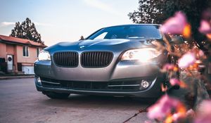 Превью обои bmw 535, bmw, машина, серый, вид спереди