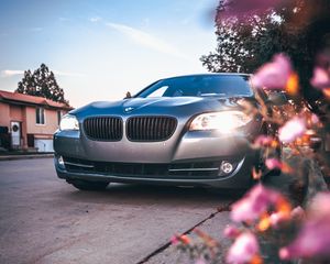 Превью обои bmw 535, bmw, машина, серый, вид спереди