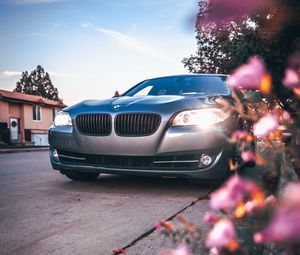 Превью обои bmw 535, bmw, машина, серый, вид спереди