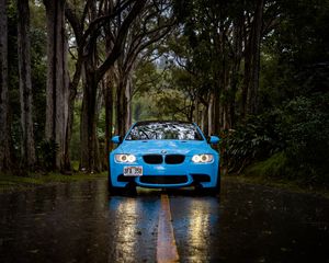 Превью обои bmw 5, bmw, вид спереди, автомобиль, голубой, лес, дорога, дождь