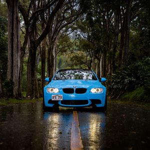 Превью обои bmw 5, bmw, вид спереди, автомобиль, голубой, лес, дорога, дождь