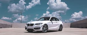 Превью обои bmw 5 series, bmw 5, bmw, белый, вид сбоку, облака