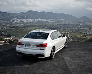 Превью обои bmw, 750li, xdrive, белый, вид сзади