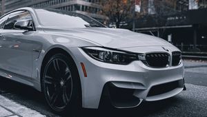 Превью обои bmw, автомобиль, белый, улица