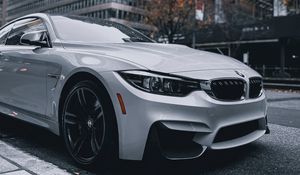 Превью обои bmw, автомобиль, белый, улица