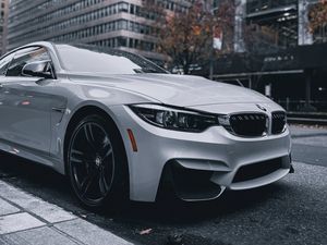 Превью обои bmw, автомобиль, белый, улица