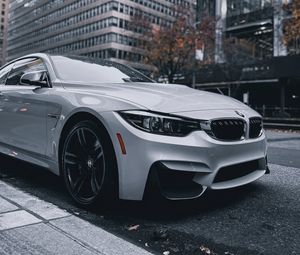 Превью обои bmw, автомобиль, белый, улица