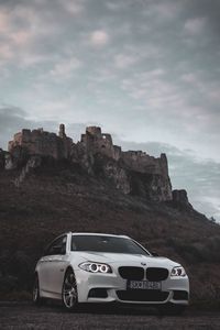 Превью обои bmw, автомобиль, белый, вид спереди, скала, природа