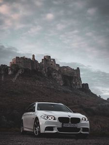 Превью обои bmw, автомобиль, белый, вид спереди, скала, природа