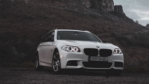 Превью обои bmw, автомобиль, белый, вид спереди, скала, природа