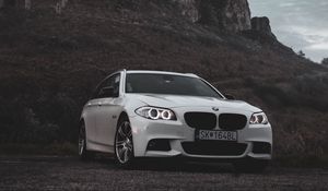 Превью обои bmw, автомобиль, белый, вид спереди, скала, природа