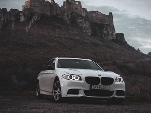 Превью обои bmw, автомобиль, белый, вид спереди, скала, природа