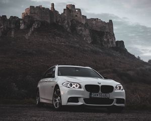 Превью обои bmw, автомобиль, белый, вид спереди, скала, природа