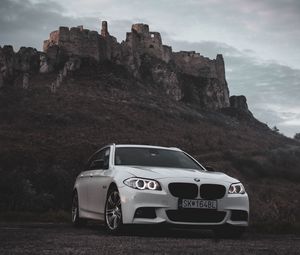 Превью обои bmw, автомобиль, белый, вид спереди, скала, природа