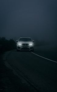 Превью обои bmw, автомобиль, белый, дорога, туман, сумерки