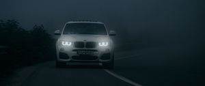 Превью обои bmw, автомобиль, белый, дорога, туман, сумерки