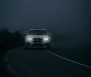 Превью обои bmw, автомобиль, белый, дорога, туман, сумерки