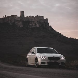 Превью обои bmw, автомобиль, белый, дорога, замок, руины