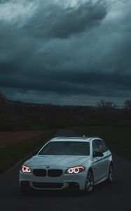 Превью обои bmw, автомобиль, белый, дорога, сумерки