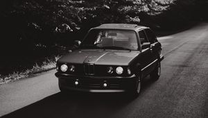 Превью обои bmw, автомобиль, чб, дорога